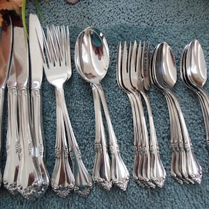 Vintage UsA CELEBRITY Rose Tip Oneida Rogers 18/8 USA Stainless 24pcs 4 Place Settings EXCELLENT