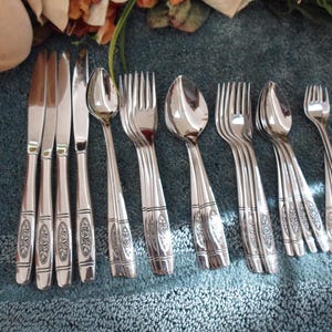 Oneida ROSE PENDANT Vintage Usa 18/8 Distinction Deluxe Stainless 28pcs 4 Place Settings Excellent Look Unused! HTF