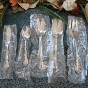 Vintage UsA ARBOR TRUE ROSE Song Chaplet Vintage Oneida 18/8 Usa Canada Stainless Serving Pieces Lot The Real Deal! Unused Still in Plastic
