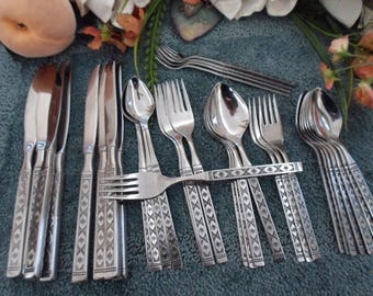 Oneida LISBON Vintage USA 18/8 Distinction Deluxe Stainless 35pcs Place Settings Double Teas Steak Knives EXC