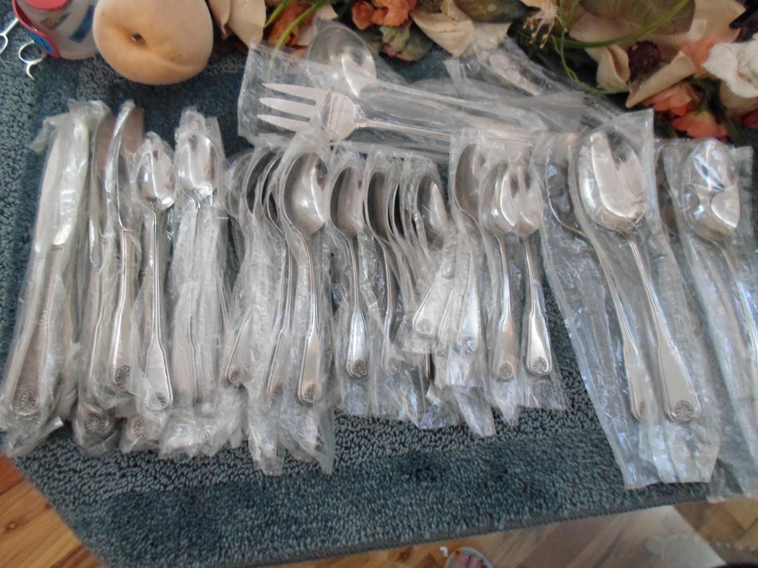 Lot De 32 Accessoires Pour Poupées - 10 Robes, 10 Paires De Chaussures, 6 Colliers, 4 Lunettes, 2 Sacs