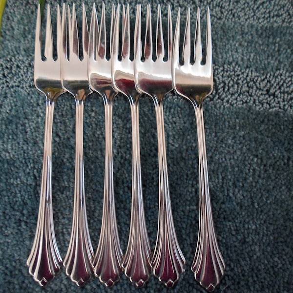 BANCROFT aka FORTUNE Vintage Oneida Usa 18/8 Stainless 6 Salad Forks and 4 Hollow Dinner Knives