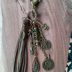 Charm para bolso con borlas de bosque