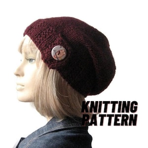 Puede incluir: Un gorro de punto color granate con un botón que muestra un búho de dibujos animados. El gorro lo lleva una persona con el pelo rubio y una chaqueta vaquera. El texto "KNITTING PATTERN" es visible debajo del gorro.