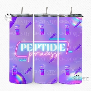 以下が含まれることがあります： バイアルと注射器の繰り返し模様が特徴の紫色のタンブラー。「PEPTIDE princess」の文字はネオン風フォント。タンブラーには銀色の蓋とストローが付いています。