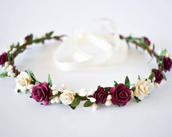 Bourgondische bloemenkroon.  Bourgondische en ivoorkleurige bloemenkroon. Ivoren bloemenkroon. Rustieke zomerbloemenkroon in bordeaux en ivoor. Boho-halo