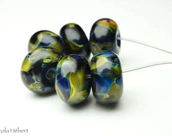 Perles de verre au chalumeau, perles de verre contemporaines bleu foncé et jaunes faites main par l'artisan Nicola Hebert