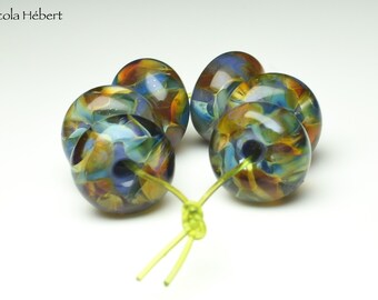 Perles de verre au chalumeau, perles de verre contemporaines bleues, brunes et violettes faites main par l'artisan Nicola Hebert