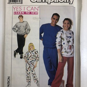 Può includere: Un cartamodello per una felpa e un pantalone. Il cartamodello è per le taglie MD e include le istruzioni per realizzare una felpa con maniche lunghe e un pantalone con elastico in vita. Il cartamodello è di Simplicity e fa parte della loro serie "Yes I Can Learn to Sew".