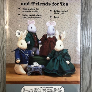 Puede incluir: Un patrón de costura para hacer conejos de peluche articulados con botones y sus amigos. El patrón incluye instrucciones para hacer una chaqueta de marinero, un vestido, un chaleco y un abrigo. El patrón es para conejos que miden 30-35 cm de alto. El patrón es de Gooseberry Hill Country Craft Patterns.