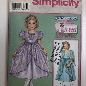 Può includere: Modello di cucito Simplicity numero 5077 per le taglie 3, 4, 5 e 6. Il modello è per un vestito da bambina con una gonna a balze e una cintura. Il vestito è mostrato in due colori diversi: lavanda e azzurro. Il modello è della collezione Sweet Memories di Daisy Kingdom.