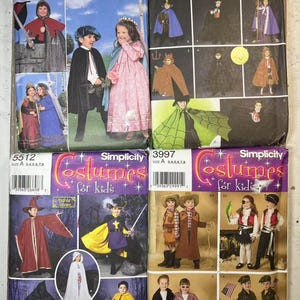 Könnte beinhalten: Vier verschiedene Simplicity-Schnittmuster für Kinderkostüme. Die Schnittmuster beinhalten einen Ritter, eine Prinzessin, eine Hexe, einen Cowboy, einen Piraten, einen Soldaten und einen Zauberer. Die Schnittmuster sind alle für die Größen 3-8.