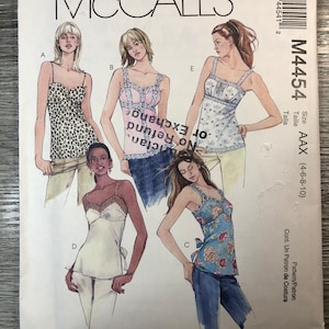 McCalls M4454 / McCalls 6511 Ärmellose Tank Top Tunika mit Racer Back Misses / McCalls 4810 U-Boot-Ausschnitt Einteilige Badeanzüge - vier Stile