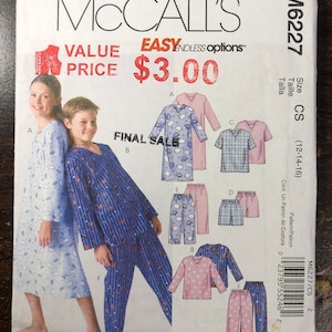 Op de afbeelding: Naai-patroon van McCall's voor kinderpyjama's. Het patroon bevat een shirt met lange mouwen en een broek. Het patroon is voor maten 12-14-16. Het patroon kost € 3,00.