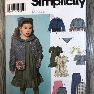 Könnte beinhalten: Simplicity Schnittmuster Nummer 9417 für die Größen 3, 4, 5, 6, 7 und 8. Das Schnittmuster enthält Anleitungen zum Nähen eines Kleides, einer Jacke, eines Rocks, einer Hose und einer Bluse. Das Schnittmuster ist mit einem Mädchen illustriert, das ein grünes Kleid mit Blumendruck und eine grüne Jacke trägt. Das Schnittmuster befindet sich auf einem weißen Hintergrund mit dem Wort "Simplicity" in Schwarz.
