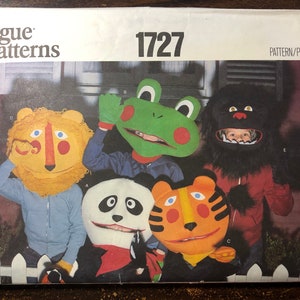 Puede incluir: Un patrón de costura vintage de Vogue para disfraces de niños. El número del patrón es 1727. El patrón incluye cinco disfraces diferentes: un león, una rana, un panda, un tigre y un monstruo negro.