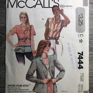 Może przedstawiać: Koperta z wykrojem krawieckim McCall's z ilustracjami koszul damskich. Koperta zawiera tekst "MADE-FOR-YOU" i "SPECIALEMENT POUR VOUS". Numer wzoru to 7444, a rozmiar to Small Petite.