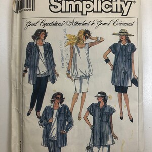 Puede incluir: Patrón de costura Simplicity número 3549 para un vestido con botones y mangas cortas. El patrón incluye cuatro vistas diferentes del vestido, cada una con un estilo diferente. El patrón se titula "Great Expectations/Attendant le Grand Evénement".