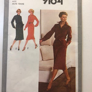 以下が含まれることがあります： シンシティの縫製パターン番号9164は、ドレス用です。パターンはサイズ10〜18で、襟とベルト付きのロングスリーブドレスの作り方の説明が含まれています。