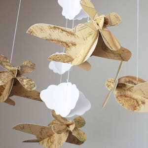 Móvil de avión con mapa: Aviones y nubes en cartulina 3D para decoración infantil