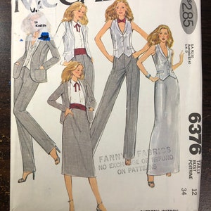 Op de afbeelding: Een vintage McCall's naaipatroon voor een damespak. Het patroon is voor een vest, rok en broek. Het patroon is voor maat 12 en borstomvang 34. Het patroon is uit de jaren 1970 en is in goede staat.