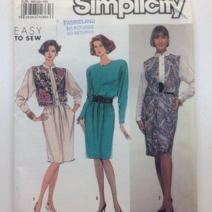 Puede incluir: Un patrón de costura para un vestido con tres estilos diferentes. El patrón es de Simplicity y es para las tallas 10-18. El patrón incluye instrucciones para hacer un vestido con un chaleco, un vestido con un cinturón y un vestido con estampado paisley.