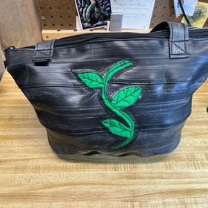 Bolso de mano VINES BIGRING PURSE con asa superior hecho de cámaras de aire de bicicleta reutilizadas Listo para enviar
