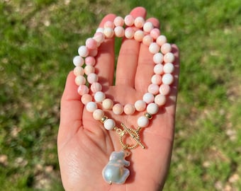 Collar de cuentas de caracola reina: colgante de perla barroca, hecho a mano