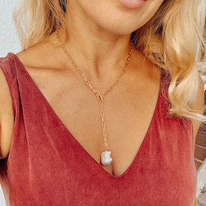 Paperclip necklace with baroque pearl pendant, Chunky golden chain, Gift for her, Gold paperclip chain, Thick chain necklace, Lariat chain