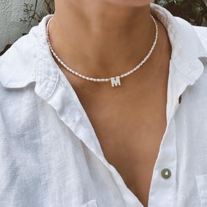Collier initiale mini perle, collier avec lettre en nacre, argent 925 plaqué or