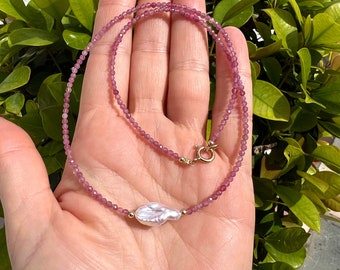 Collier de tourmaline rose et de perles de Keshi, collier de pierre de naissance d'octobre, collier de pierres précieuses délicates