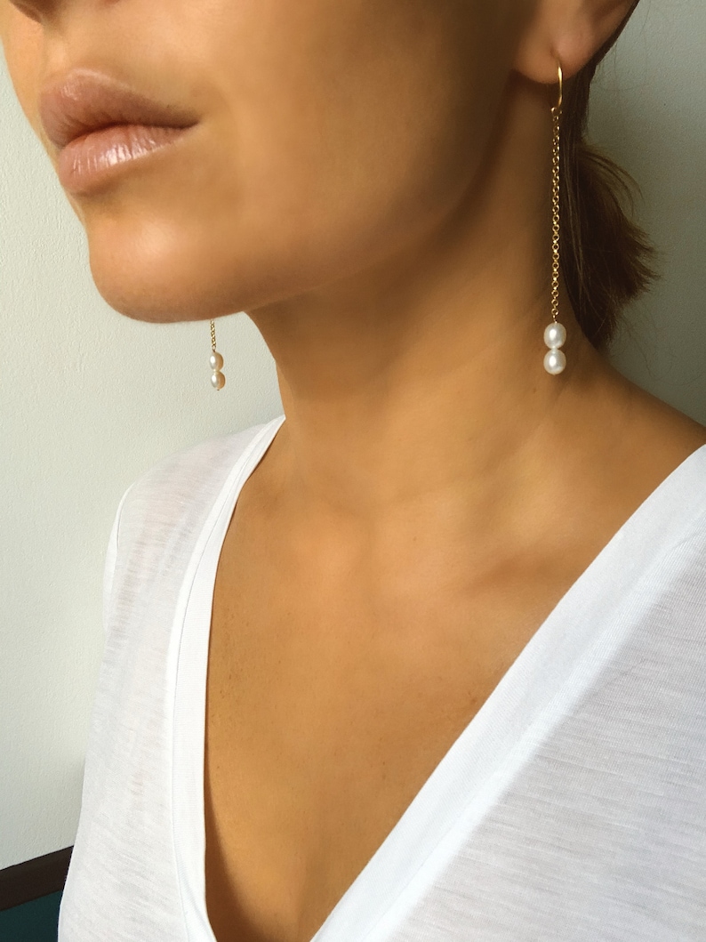 White pearls and chain half hoop earrings gold plated 925 silver.