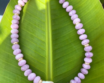 Chunky kunzite rondelle beaded necklace with baroque pearl in the middle