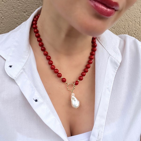 Collier de perles de corail rouge avec pendentif de perles baroques