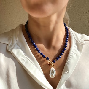 Lapis lazuli beaded necklaces with baroque pearl pendant
