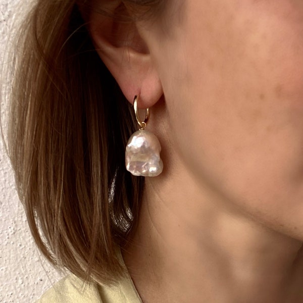 Boucles d'oreilles créoles en perles baroques blanches, boucles d'oreilles perles flammes, argent 925 plaqué or