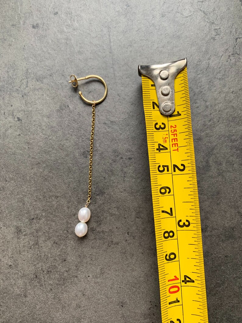 White pearls and chain half hoop earrings gold plated 925 silver.