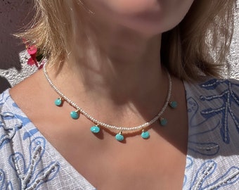 Naszyjnik z turkusu i drobnych pereł: delikatna biżuteria wypełniona złotem