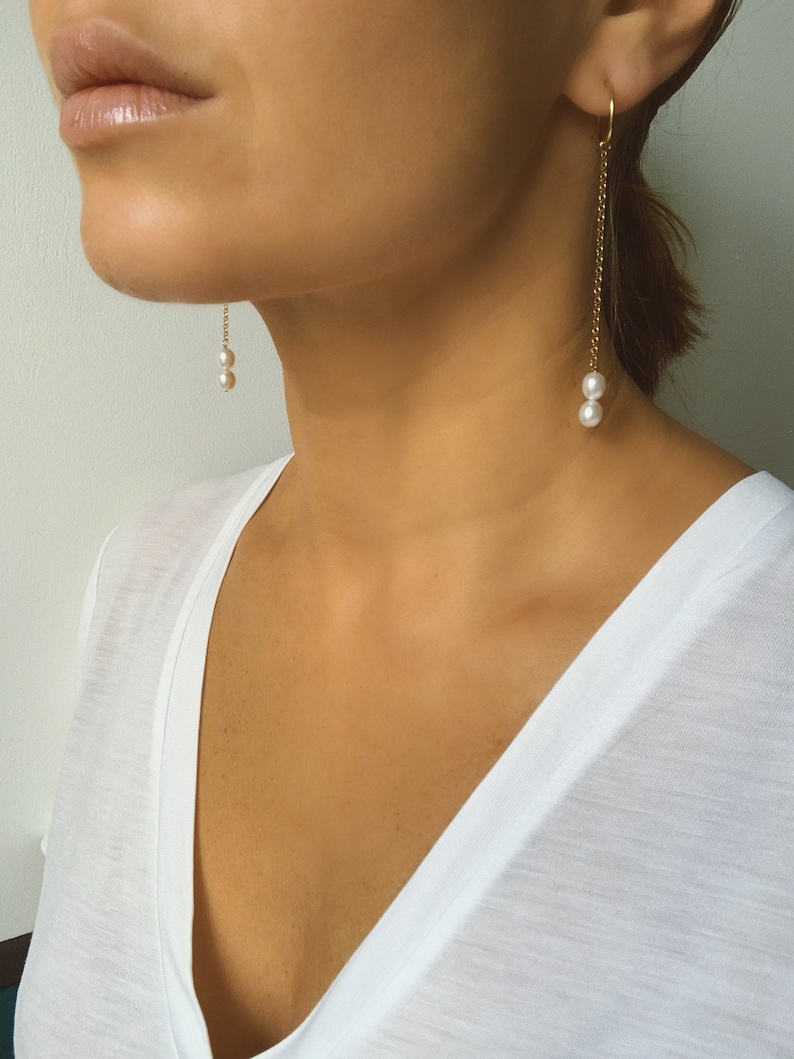 White pearls and chain half hoop earrings gold plated 925 silver.