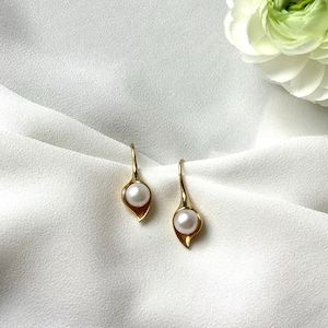 Naturperlen und vergoldete 925er Silber Ohrringe, Blatt, Blumen Ohrringe, Calla Lilie Ohrringe, Hochzeit Perlenohrringe