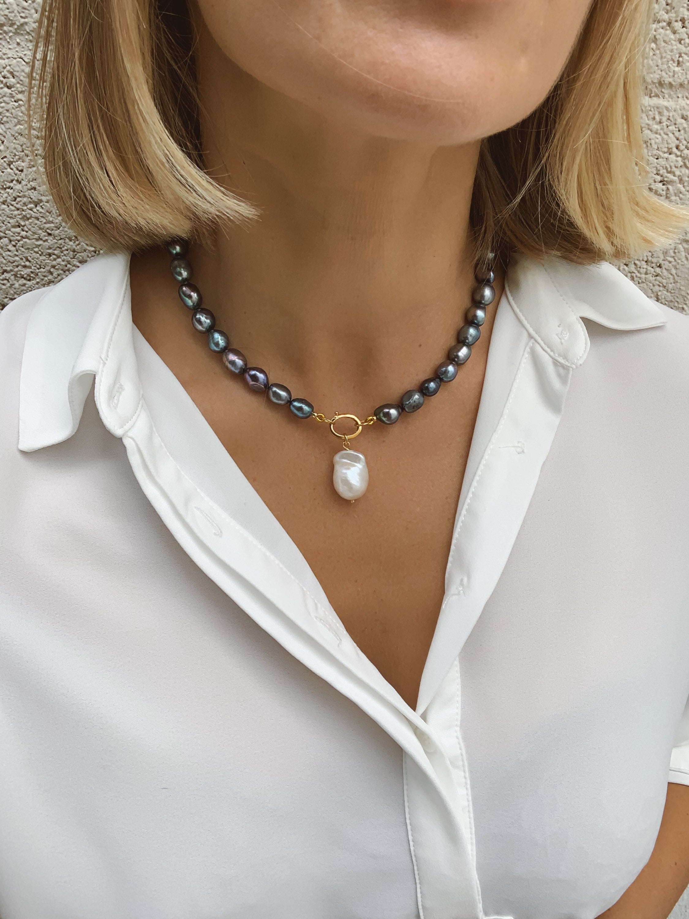 Collana girocollo con perle nere e componente in legno di colore ro