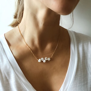 Weiße Keshi Perlen und vergoldete Silberkette, minimalistischer Schmuck, Hochzeitshalskette