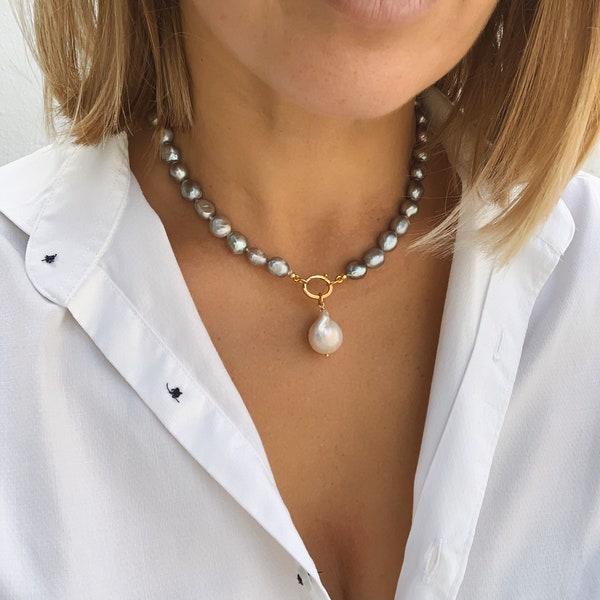 Collier de perles grises avec pendentif de perles baroques blanches, fermoir en argent plaqué or