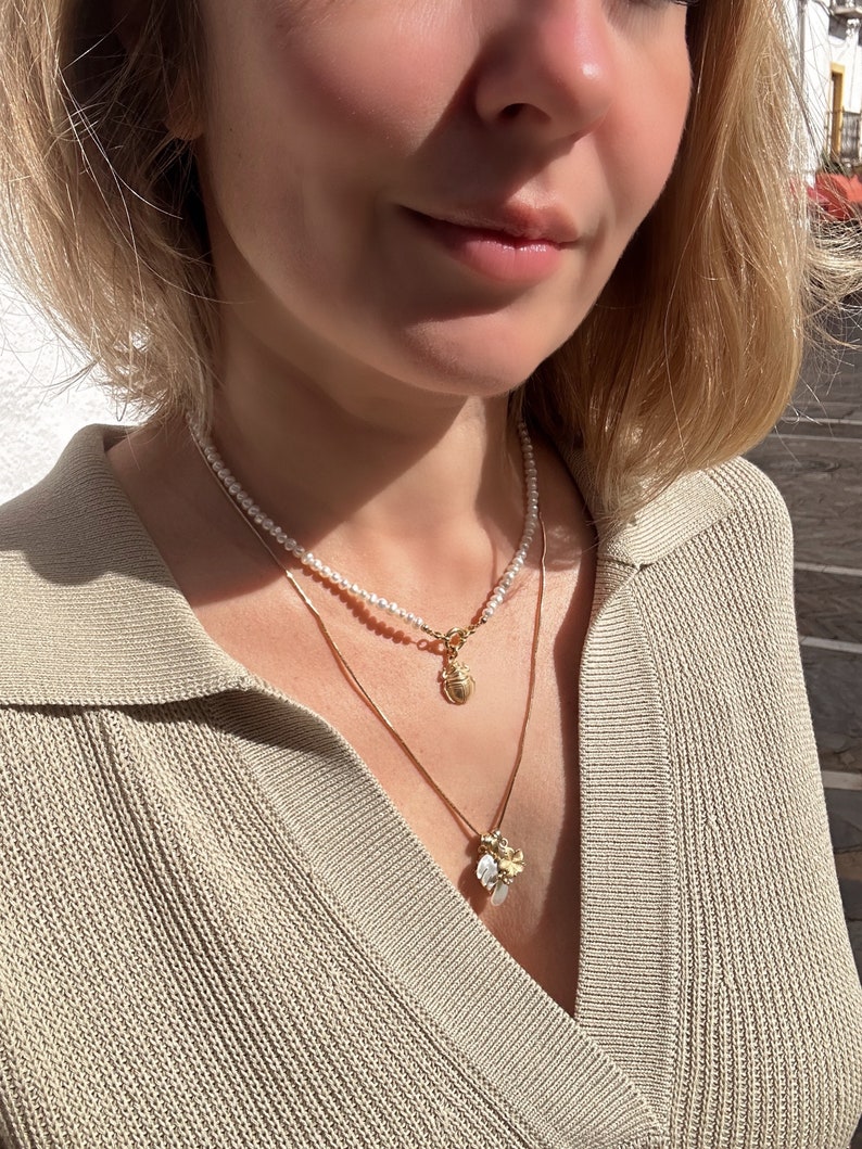 Collier scarabée, petit collier de perles d'eau douce avec pendentif scarabée, collier à superposition, idée cadeau pour la Saint-Valentin image 3