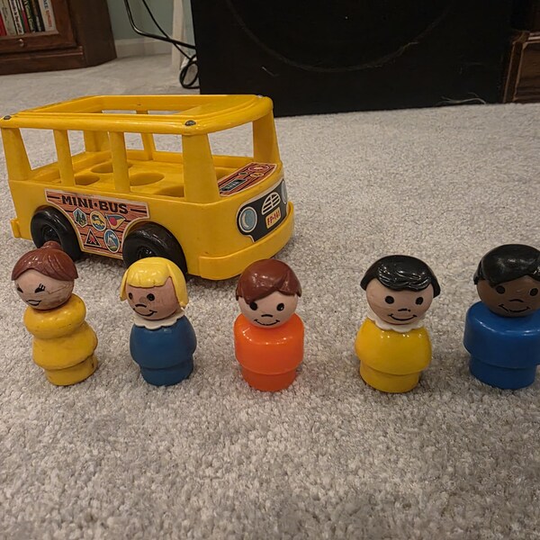 Fisher price little people yellow mini bus #141 with 5 little people