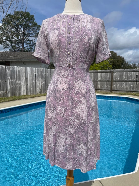 Vintage 1950s rayon lavender day dress (fit n fla… - image 1