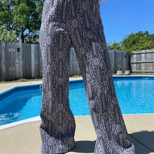 Vintage 1970s women’s polyester printed pants