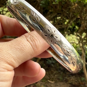 stunning vintage engraved sterling silver hinged bangle bracelet. made in Italy.