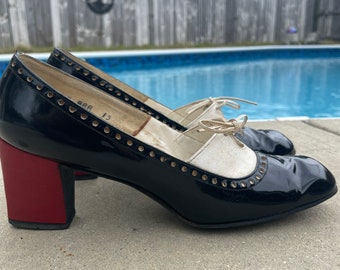 Vintage 1960s black patent leather oxford pumps