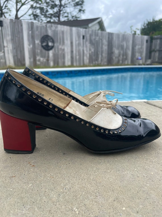 Vintage 1960s black patent leather oxford pumps - image 1